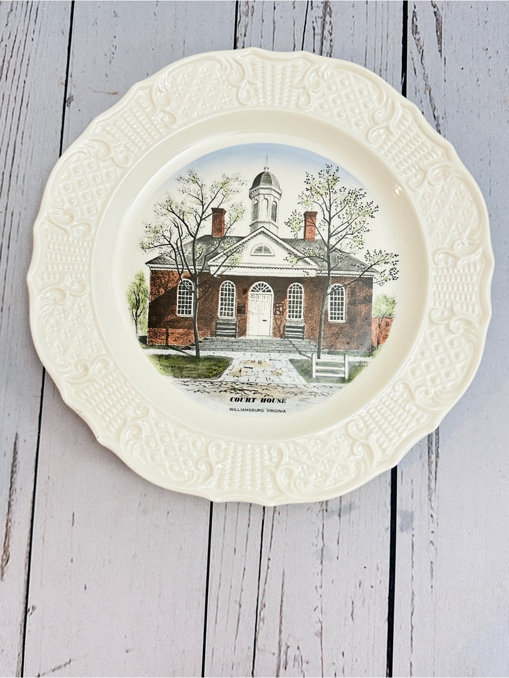 Vintage 18th-century Court House Williamsburg V decorative collectors plate
